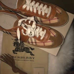 Burberry Sneaker NEVER WORN